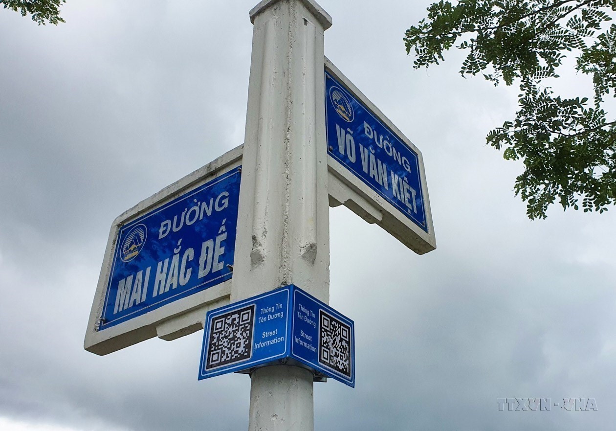 Thành phố Đà Nẵng lắp đặt thí điểm bảng mã QR trên các trụ chỉ đường đặt trên các tuyến phố ven biển của quận Sơn Trà, nhằm phục vụ nhu cầu tra cứu thông tin của người dân và du khách. (Ảnh: Trần Lê Lâm/TTXVN)